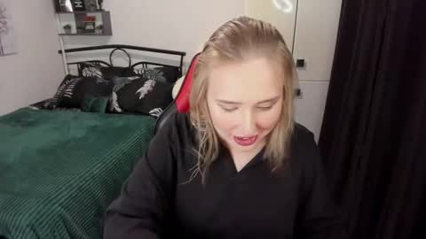 Lina online show from 09/22/25, 10:01