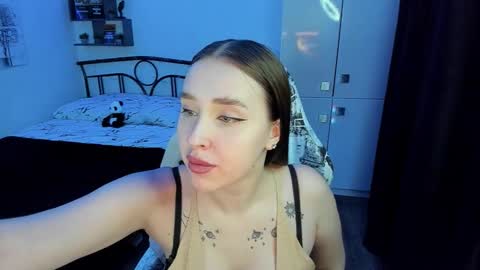 Lina online show from 11/17/25, 10:04