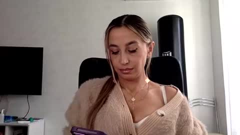 linavora online show from 11/21/25, 11:20