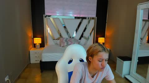 Snapshot of linda4petite chatting on 01/19/25, 01:12  Linda  online show from 01/19/25, 01:12