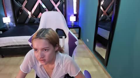 Snapshot of linda4petite chatting on 02/22/25, 06:41  Linda  online show from 02/22/25, 06:41