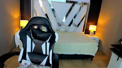 Snapshot of linda4petite chatting on 03/18/26, 06:00 Linda online show from 03/18/26, 06:00