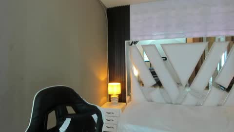 Snapshot of linda4petite chatting on 04/19/26, 01:43 Linda online show from 04/19/26, 01:43