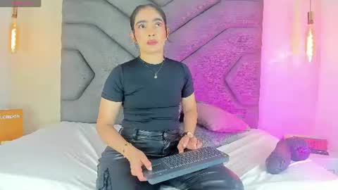 Snapshot of linda_saenz1 chatting on 06/21/26, 04:48 Linda Saenz online show from 06/21/26, 04:48