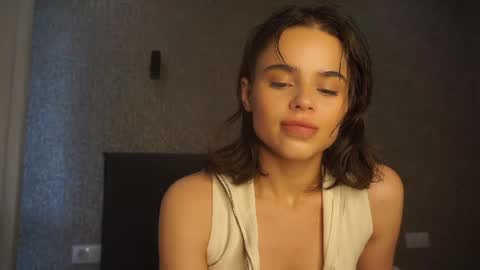 Snapshot of lindaaii chatting on 06/24/26, 01:32 Linda online show from 06/24/26, 01:32