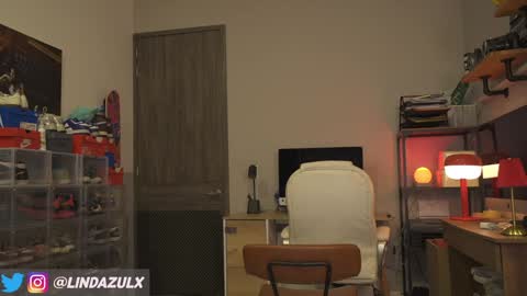 Snapshot of lindabluee chatting on 10/18/25, 01:08 Nia online show from 10/18/25, 01:08