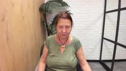 Snapshot of lindahottie chatting on 04/17/26, 05:38 Linda online show from 04/17/26, 05:38