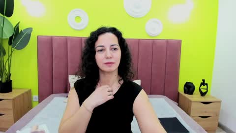 Snapshot of lindainsatiable chatting on 04/12/26, 01:43 Linda online show from 04/12/26, 01:43