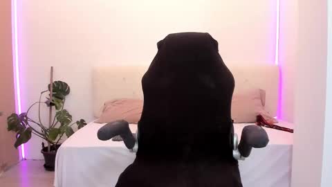 Linda  --  online show from 11/19/25, 04:40