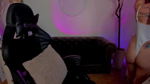 Lindsay    online show from 09/08/25, 11:37