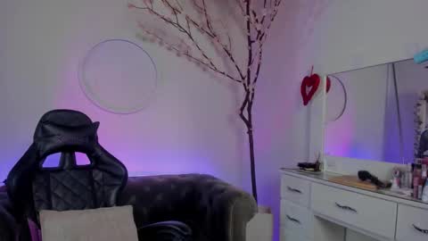 Lindsay    online show from 10/03/25, 09:12