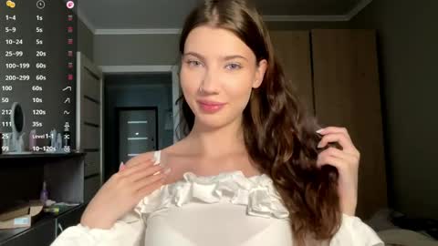Snapshot of lindseysales chatting on 04/19/26, 01:10 Linda online show from 04/19/26, 01:10