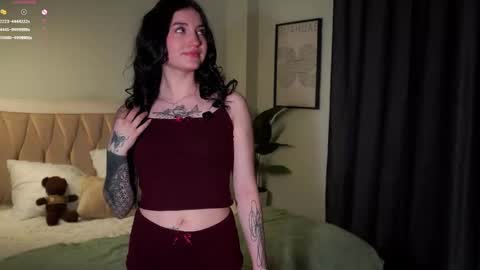 Snapshot of linhennes chatting on 04/30/26, 01:45 Leana online show from 04/30/26, 01:45