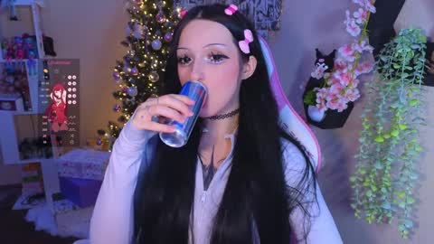 Lina online show from 12/31/24, 12:25