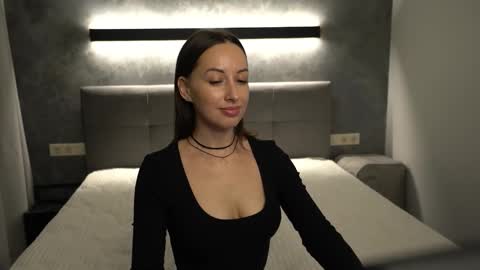 Snapshot of lipped_witch chatting on 12/22/24, 09:22 Katrine in black Lisa in online show from 12/22/24, 09:22