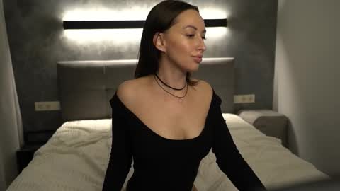 Snapshot of lipped_witch chatting on 12/22/24, 12:27 Katrine in black Lisa in online show from 12/22/24, 12:27