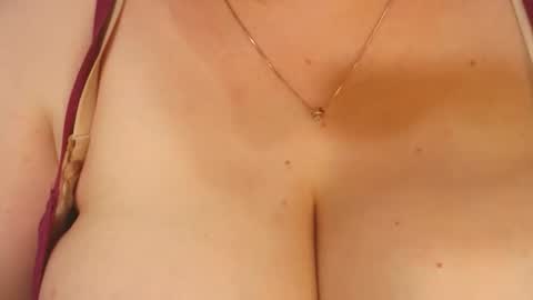 Snapshot of lipsaddiction chatting on 09/23/25, 12:08 LIpsAddiction online show from 09/23/25, 12:08