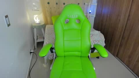 Snapshot of lisa_gerrard_ chatting on 12/27/24, 12:45 Lisa  online show from 12/27/24, 12:45