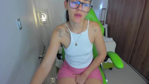 Snapshot of lisa_gerrard_ chatting on 03/10/25, 03:30 Lisa  online show from 03/10/25, 03:30