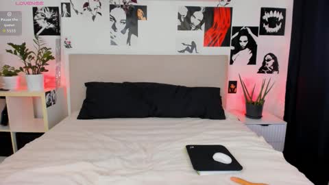 lisa_moons online show from 10/23/25, 05:33