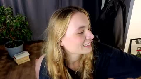 Snapshot of lisa_schiele chatting on 11/10/25, 07:57 Elisabeth or Lisa online show from 11/10/25, 07:57