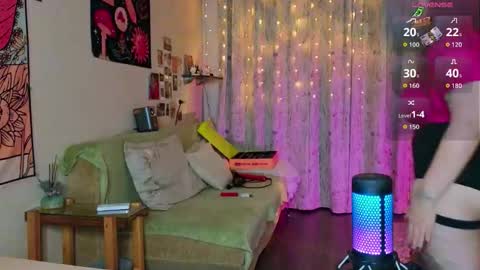 Snapshot of lisacase chatting on 09/27/25, 12:21 LisaCase online show from 09/27/25, 12:21