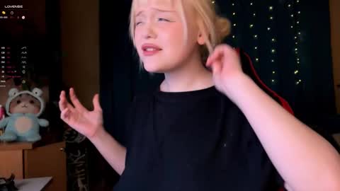 -Lisa- Help me to reach 100 thumbs up3 online show from 10/05/25, 04:49