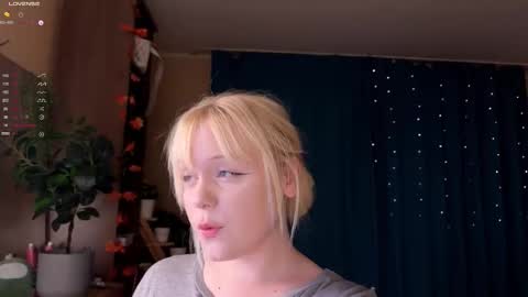 -Lisa- Help me to reach 100 thumbs up3 online show from 11/22/25, 09:03