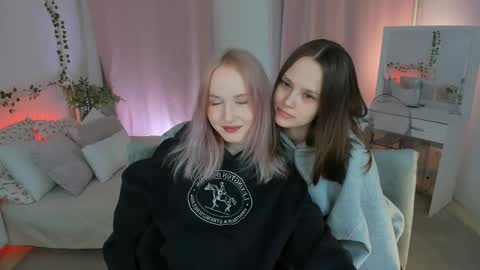 Lisa blonde  Alisa brunette online show from 04/18/26, 06:45
