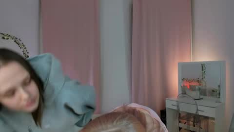 Lisa blonde  Alisa brunette online show from 04/18/26, 07:07