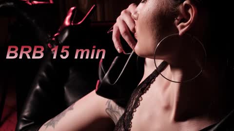 Snapshot of lisamooore chatting on 11/29/25, 01:25 Lisa Moore online show from 11/29/25, 01:25