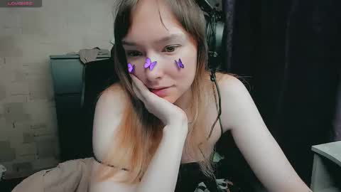 Snapshot of lisamoth chatting on 10/25/25, 04:42 lisamoth online show from 10/25/25, 04:42