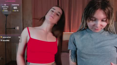 Snapshot of lisanelsona chatting on 01/11/25, 06:14 Hello our names are Kate and Alice this is our first day here. online show from 01/11/25, 06:14