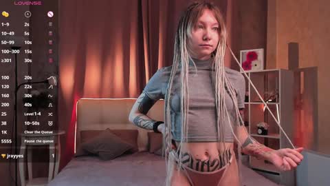 Snapshot of lisanelsona chatting on 01/28/25, 01:39 Hello our names are Kate and Alice this is our first day here. online show from 01/28/25, 01:39