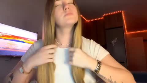 Snapshot of lisi_kiss_ chatting on 05/25/26, 06:47 Aurora online show from 05/25/26, 06:47