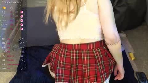 Snapshot of lissaalllen chatting on 10/19/25, 01:28 Lissa online show from 10/19/25, 01:28