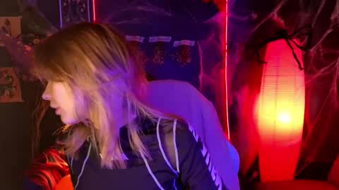 Lena online show from 10/19/25, 01:39