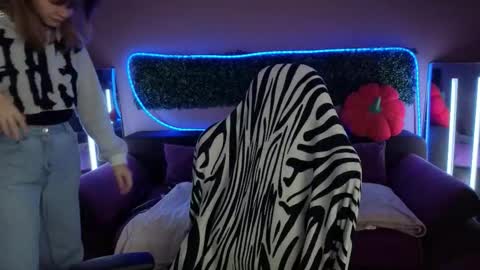 Lena online show from 11/19/25, 08:58