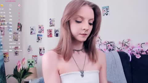 Snapshot of little__caprice chatting on 04/22/26, 07:33 Bella online show from 04/22/26, 07:33