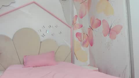 Snapshot of little__doll18 chatting on 12/22/25, 10:01 little__doll18 online show from 12/22/25, 10:01