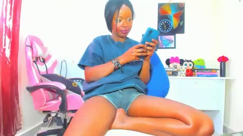 Snapshot of little_africa chatting on 12/17/24, 11:39 little_africa online show from 12/17/24, 11:39