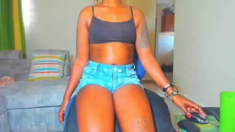 Snapshot of little_africa chatting on 01/06/25, 08:14 little_africa online show from 01/06/25, 08:14