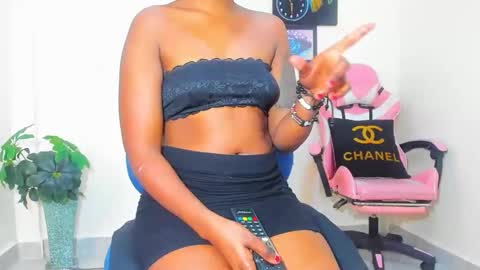 Snapshot of little_africa chatting on 01/23/25, 12:19 little_africa online show from 01/23/25, 12:19