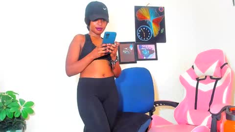 Snapshot of little_africa chatting on 02/10/25, 01:11 little_africa online show from 02/10/25, 01:11