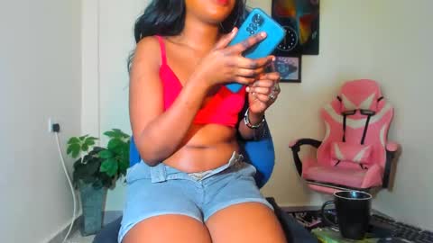 Snapshot of little_africa chatting on 03/06/25, 10:30 little_africa online show from 03/06/25, 10:30