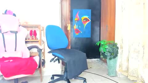 Snapshot of little_africa chatting on 10/24/25, 08:11 little_africa online show from 10/24/25, 08:11