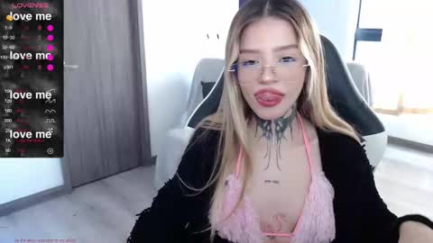 Snapshot of little_amy__ chatting on 11/29/25, 07:17 Amelie online show from 11/29/25, 07:17