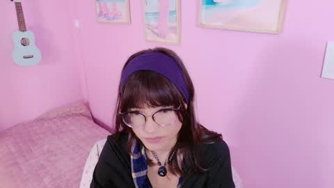 Snapshot of little_effy18_ chatting on 04/01/26, 12:00 Little Effy online show from 04/01/26, 12:00