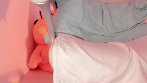 Snapshot of little_eli chatting on 02/09/25, 10:11 Help me reach 100 likes online show from 02/09/25, 10:11