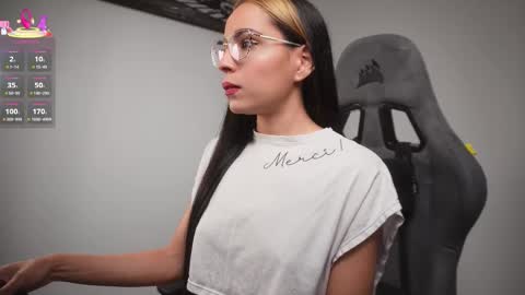 Snapshot of little_eli chatting on 11/11/25, 07:14 Help me reach 100 likes online show from 11/11/25, 07:14